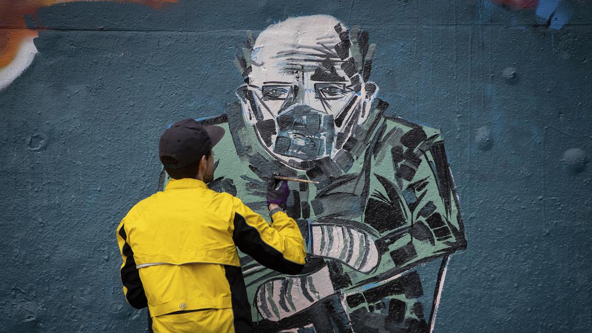 FOTO: Mural Bernie Sanders Pakai Sarung Tangan