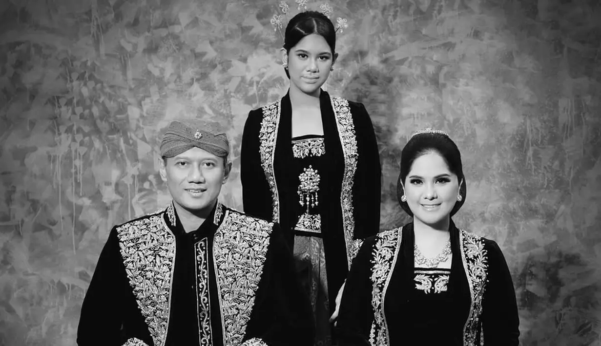 Saat foto keluarga, Annisa Pohan tampil permaisuri kerajaan dengan kebaya kutubaru velvet hitam [@annisayudhoyono]