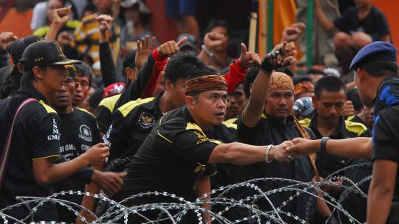 Dipasang kawat berduri, ratusan massa marah dengan polisi