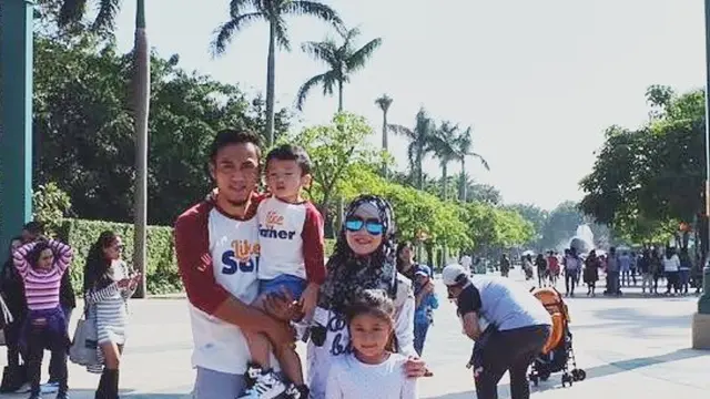Potret keluarga Miro Materazzi saat berlibur ke Disneyland Hongkong (Sumber: Instagram/miromaterazzi)