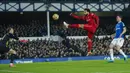 Penyerang Liverpool, Mohamed Salah berusaha memasukan bola ke gawang yang dijaga kiper Everton Jordan Pickford selama pertandingan lanjutan Liga Inggris di Goodison Park, Inggris, Kamis (2/12/2021). Liverpool kini masih berada di peringkat ketiga klasemen dengan 31 poin. (AP Photo/Jon Super)