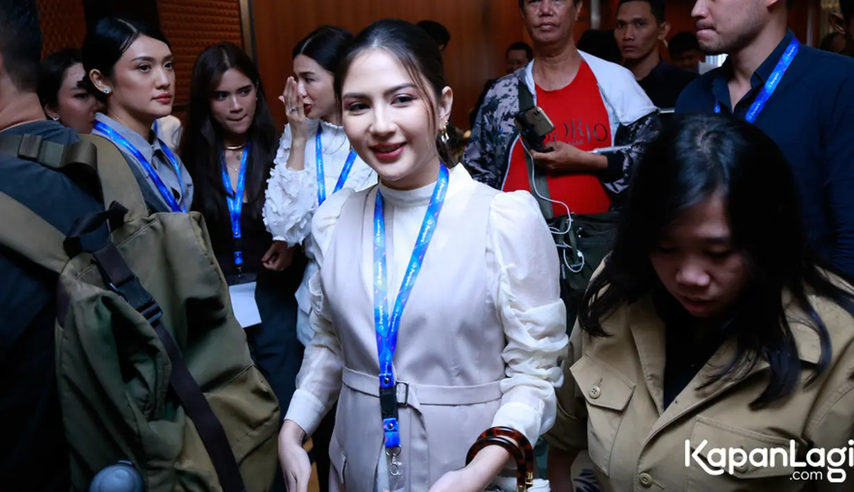 "Aku nggak pernah ngidam. Justru Yakup. Baru-baru ini masuk lima bulan, dia mulai (ngidam)," kata Jessica Mila di kawasan SCBD, Jakarta, Selasa (28/11/2023). [Foto: KapanLagi.com/Bayu Herdianto]