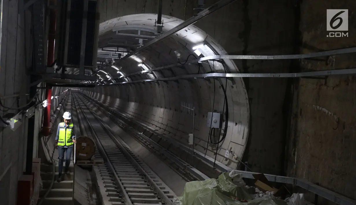 Pekerja melintas di Stasiun Mass Rapid Transit (MRT) Senayan, Jakarta, Senin (11/6). Progres pembangunan MRT Jakarta Fase I yang menghubungkan Lebak Bulus-Bundaran HI terus menunjukkan perkembangan. (Liputan6.com/Angga Yuniar)