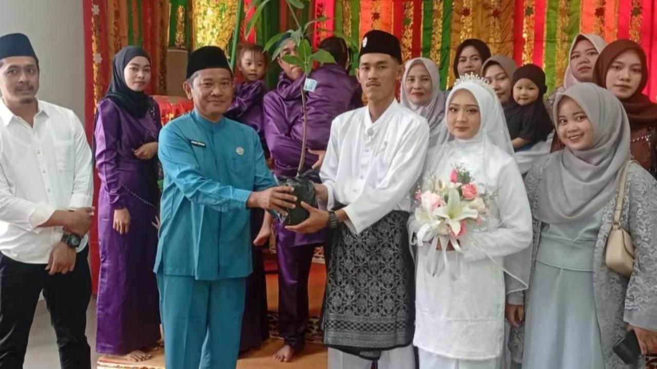 KUA Bintan Timur Ajak Pengantin Baru Tanam Pohon, Wujudkan Pernikahan Lestari dan Peduli Lingkungan