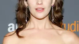 Lola Kirke berpose di depan fotografer dengan bertolak pinggang ketika meramaikan karpet merah ajang penghargaan Golden Globe 2017 di California, Minggu (8/1). Terlihat jika Lola Kirke belum mencukur bulu di bawah lengannya. (Danny Moloshok/Invision/AP)