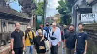 Gara-gara menari dan berpakaian tidak pantas di Pura Pengubengan Besakih Bali, sebanyak tiga orang WNA Rusia ditangkap Imigrasi Bali. (Liputan6.com/ Dok Kemenkumham Bali)