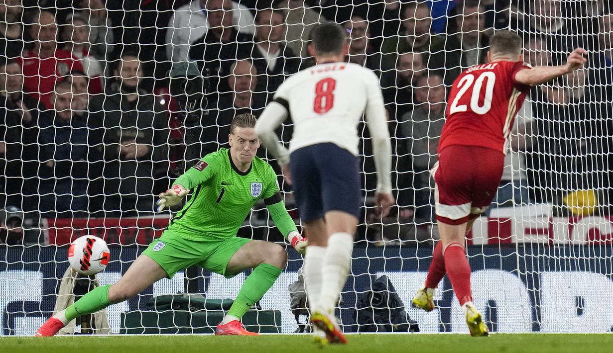 Roland Sallai yang menjadi algojo mampu menjalankan tugasnya dengan baik dengan mengecoh Jordan Pickford. Hongaria unggul 1-0 atas Inggris. (AP/Kirsty Wigglesworth)