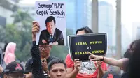 Aktivis Koalisi Masyarakat Sipil Anti Korupsi menunjukkan tulisan saat aksi Indonesia Berkabung di kawasan Bundaran HI Jakarta, Minggu (1/10). Aksi ini reaksi atas dikabulkannya permohonan praperadilan Setya Novanto. (Liputan6.com/Helmi Fithriansyah)