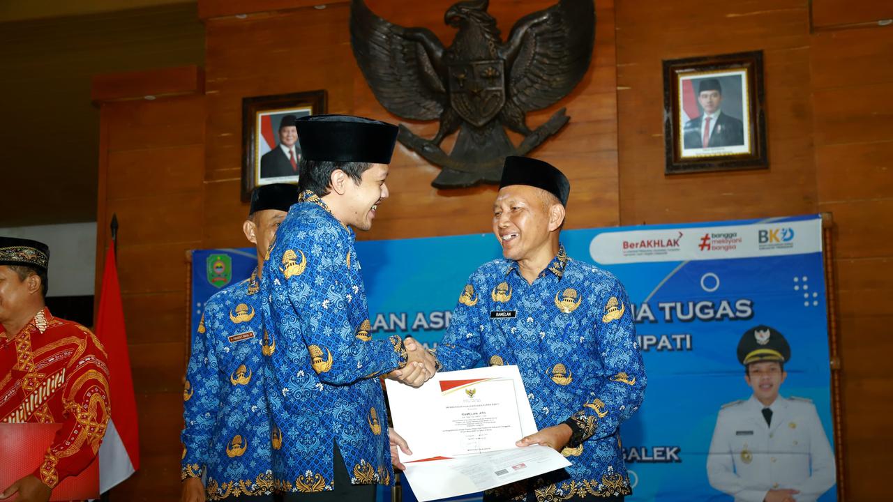 Wabup Trenggalek Serahkan SK Pensiun 84 ASN