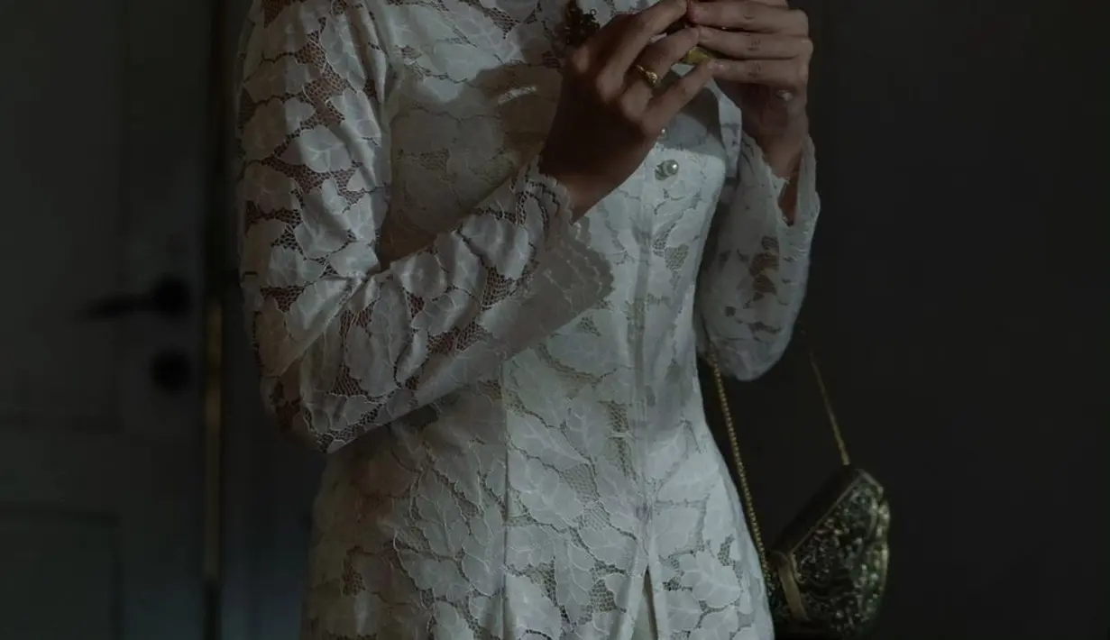 Serupa tapi tak sama, Dian Sastro juga kenakan kebaya putih yang punya sedikit sentuhan peranakan [@hagaipakan]