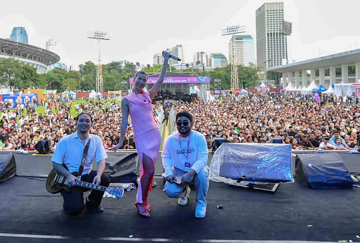 FOTO Penyanyi Christie Curi Perhatian di KLBB 2026 Lewat Aksi Spontan Turun Panggung
