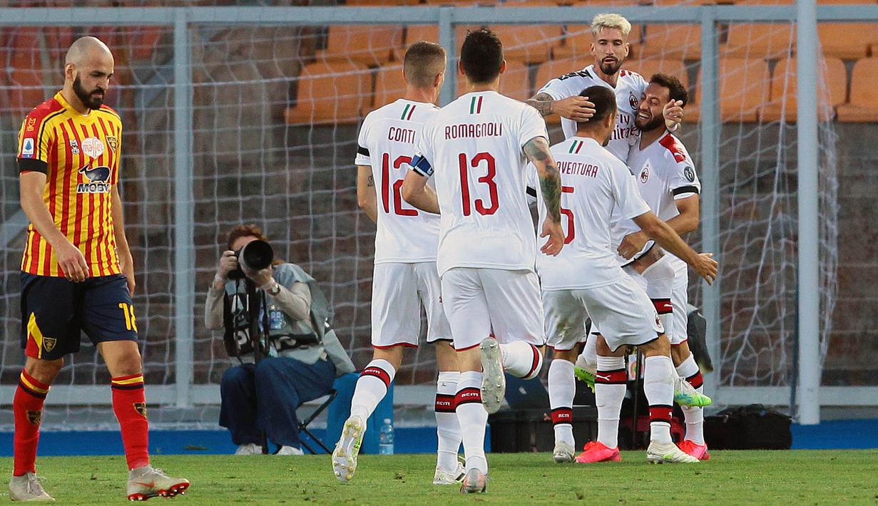 Pemain AC Milan, Samu Castillejo, melakukan selebrasi usai membobol gawang Lecce pada laga Serie A di Stadion Via del Mare, Senin (22/6/2020). AC Milan menang 4-1 atas Lecce. (Spada/LaPresse via AP)