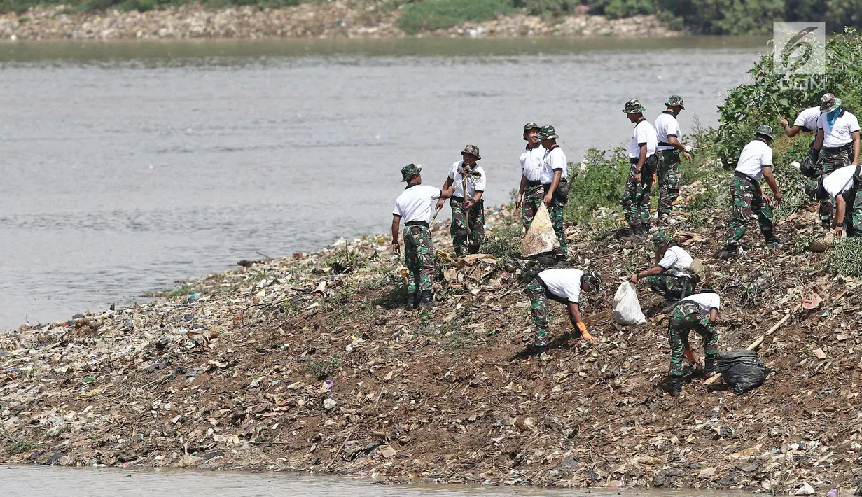 Personel TNI AL mengumpulkan sampah di sungai Citarum, Desa Warung Pulus, Bandung Barat, Jawa Barat, Minggu (17/12). Memperingati HUT TNI AL ke 72, melaksanakan operasi bakti TNI AL dengan menggelar acara "Bebersih Citarum". (Liputan6.com/Herman Zakharia)