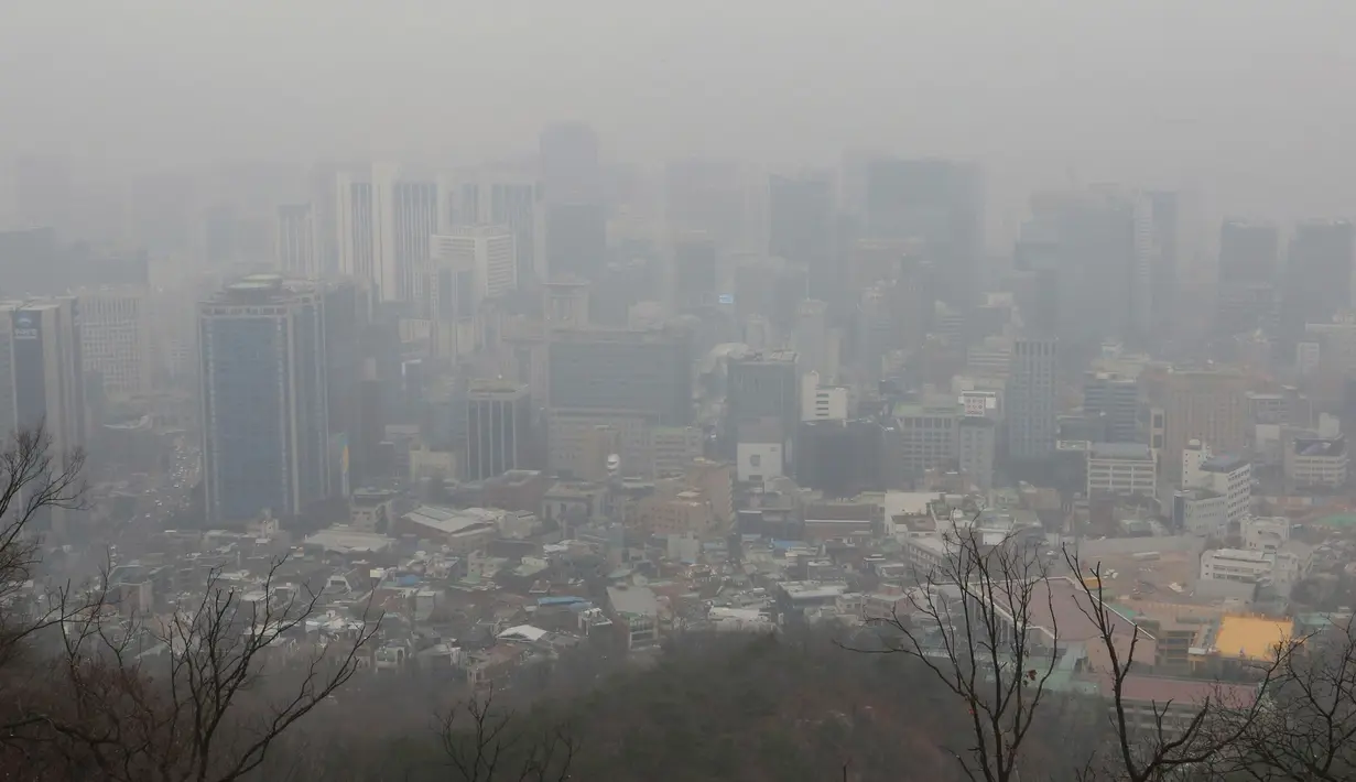 Suasana kota ditutupi dengan kabut tebal partikel debu halus di Seoul, Korea Selatan, Selasa (5/3). Kementerian Lingkungan Korea Selatan mengeluarkan langkah-langkah pengurangan debu halus darurat pada hari Selasa. (AP Photo/Ahn Young-joon)
