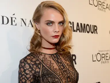 Model Cara Delevingne berpose saat menghadiri Glamour Women Of The Year 2016 di NeueHouse Hollywood, Los Angeles, California, AS (14/11).Cara tampil cantik dengan gaun menerawang berwarna hitam. (Kevork Djansezian/Getty Images/AFP)