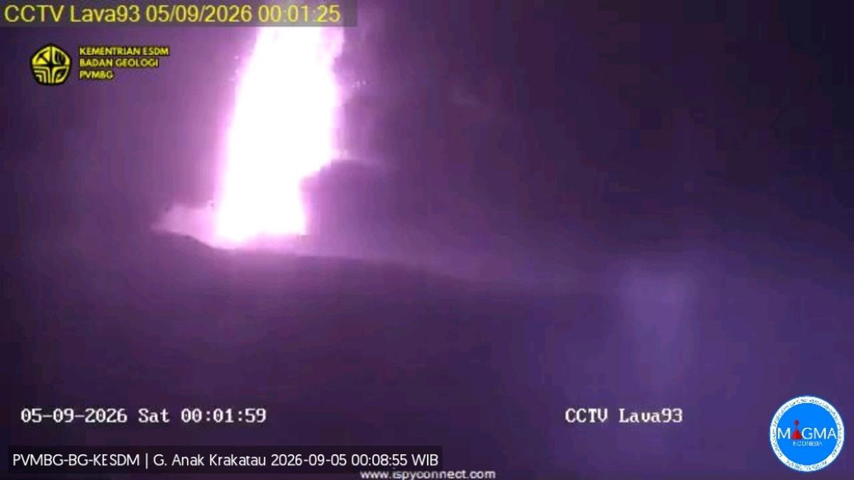 Gunung Anak Krakatau Erupsi 10 Kali Sejak Jumat - merdeka.com