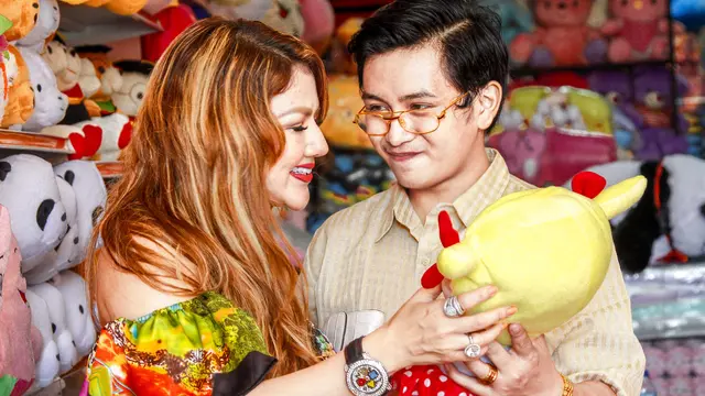 Ian Wibowo dan Barbie Kumalasari saat berbelanja boneka