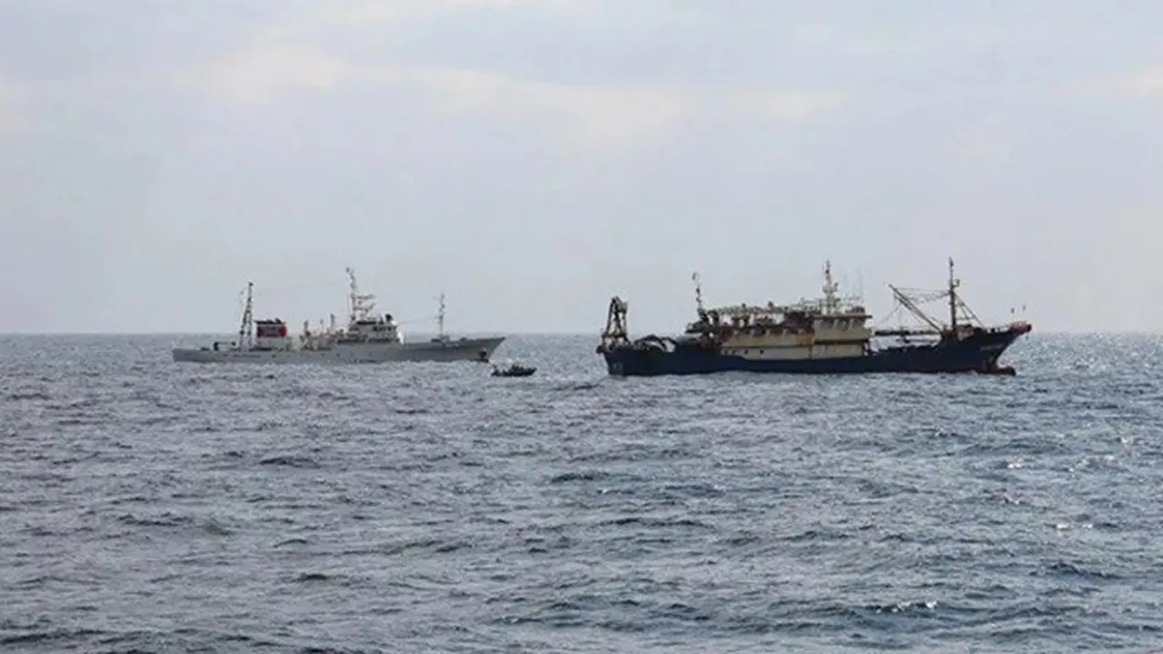 Foto yang dirilis oleh Badan Perikanan Jepang pada Kamis (12/2/2026) memperlihatkan kapal patroli perikanan "Hakuo Maru" milik Markas Penegakan Perikanan (kiri) bersama sebuah kapal ikan asal China yang berlayar di dalam ZEE Jepang.