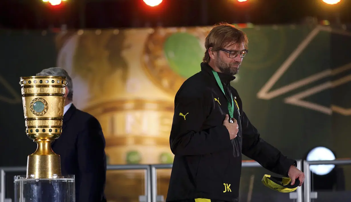 Pelatih Borussia Dortmund, Juergen Klopp berjalan melewati trofi DFB Pokal setelah dikalahkan Bayern München 0-2 di Olympiastadion, Berlin (18/5/2014). (REUTERS/Ina Fassbender)