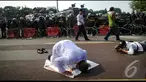 Seorang pendukung Prabowo sujud syukur saat mendengar kabar Prabowo menang (Liputan6.com/Faisal Fanani)