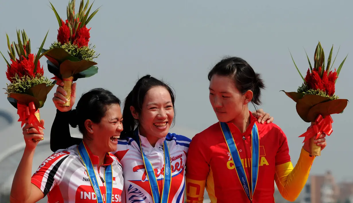12. Santia Tri Kususma (Balap Sepeda Putri) Meraih medali perak Asian Games 2010. (AFP/Goh Chai Hin)
