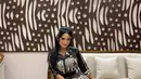 Krisdayanti juga kini tak bisa terlepas dari outfit etnik seperti batik, kali ini ia memakai dress dari Mayaratih Couture yang cantik dan elegan (Instagram @krisdayantilemos)