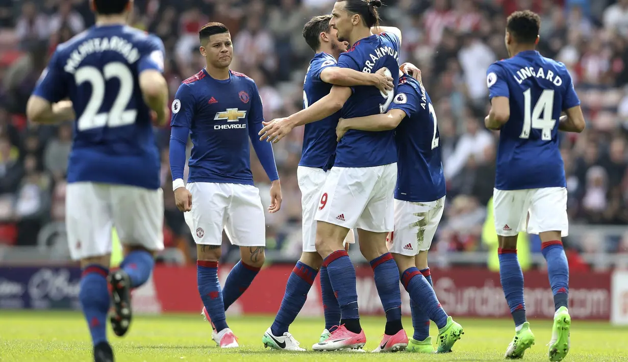 Para pemain Manchester United merayakan gol Zlatan Ibrahimovic saat melawan Sunderland pada lanjutan Premier League  Stadium of Light, Sunderland, (9/4/2017). Manchester United menang 3-0. (Owen Humphreys/PA via AP)