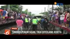 Truk muatan makanan tersambar kereta api saat menerobos palang perlintasan kereta yang sudah tertutup.