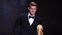 Matthijs de Ligt menerima Kopa Trophy dalam rangkaian penghargaan Ballon d'Or 2019 di Chatelet Theatre, Paris (3/12/2019). (AFP/Franck Fife)