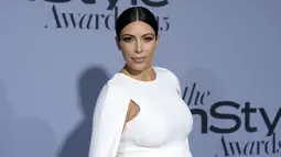 Kim Kardashian West berpose untuk fotografer saat menghadiri acara InStyle Awards di Getty Center, Los Angeles, California, Selasa (27/10/2015). (REUTERS/Kevork Djansezian)