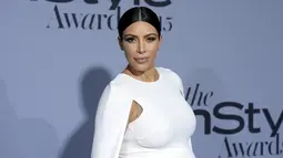 Kim Kardashian West berpose untuk fotografer saat menghadiri acara InStyle Awards di Getty Center, Los Angeles, California, Selasa (27/10/2015). (REUTERS/Kevork Djansezian)