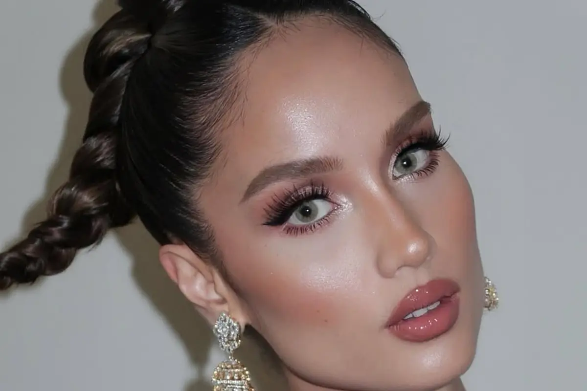 Cinta Laura Tampil Memikat dengan Glam Look Sentuhan Middle Eastern, Makeup-nya Tajam tapi Tetap Elegan