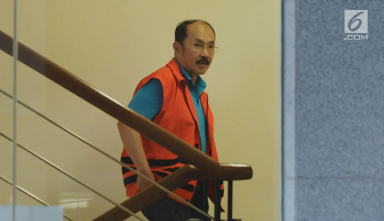 Mantan pengacara Setya Novanto, Fredrich Yunadi naik tangga gedung KPK untuk menjalani pemeriksaan, Jakarta, Rabu (17/1). Bersama Bimanesh Sutarjo, Fredrich Yunadi merupakan tersangka dugaan merintangi penyidikan e-KTP. (Liputan6.com/Helmi Fithriansyah)