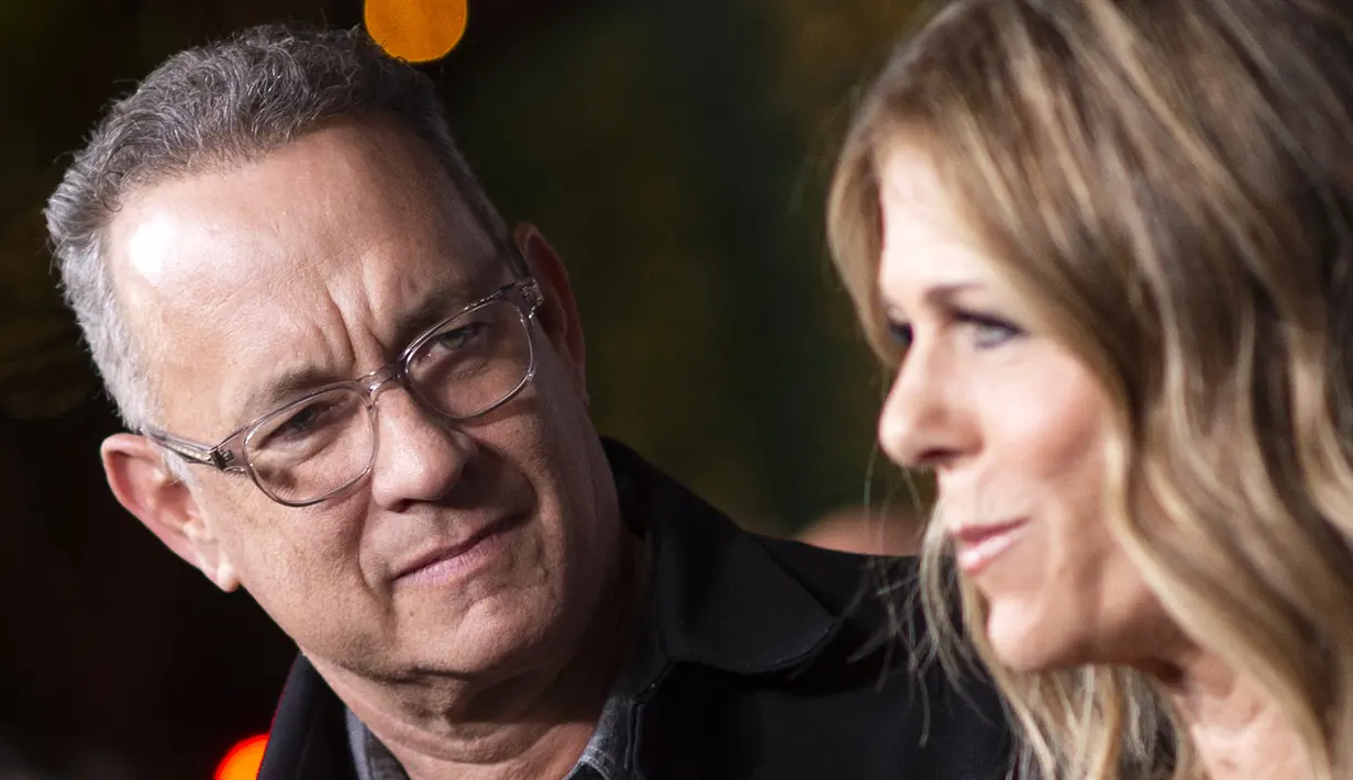 Aktor Tom Hanks dan istri Rita Wilson menghadiri "JONI 75: A Birthday Celebration" Langsung di Dorothy Chandler Pavilion di Los Angeles pada 7 November 2018. Tom Hanks dan istrinya Rita Wilson dinyatakan positif virus corona, kata aktor AS itu, Rabu lewat akun Twitternya. (AFP/Valerie Macon)