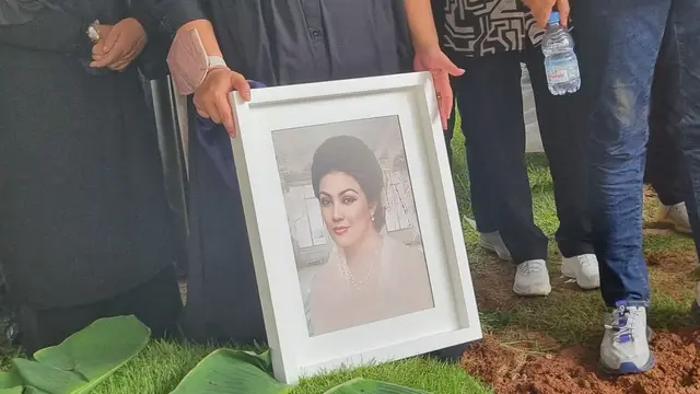 Dede Yusuf saat berada di pemakaman ibundanya. (Liputan6.com/M Altaf Jauhar)