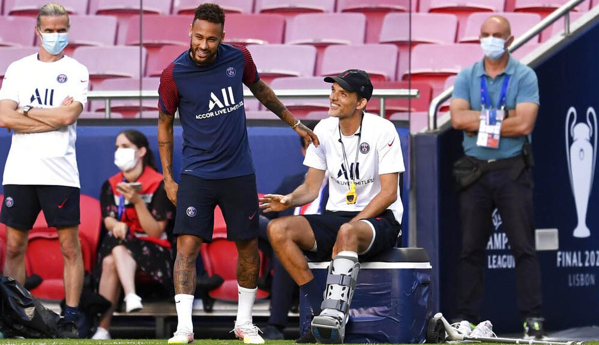 Pelatih Paris Saint-Germain (PSG), Thomas Tuchel, berbincang dengan Neymar, saat latihan jelang laga final Liga Champions di Stadion The Luz, Portugal, Sabtu (22/8/2020). PSG akan berhadapan dengan Bayern Munchen. (David Ramos/Pool via AP)