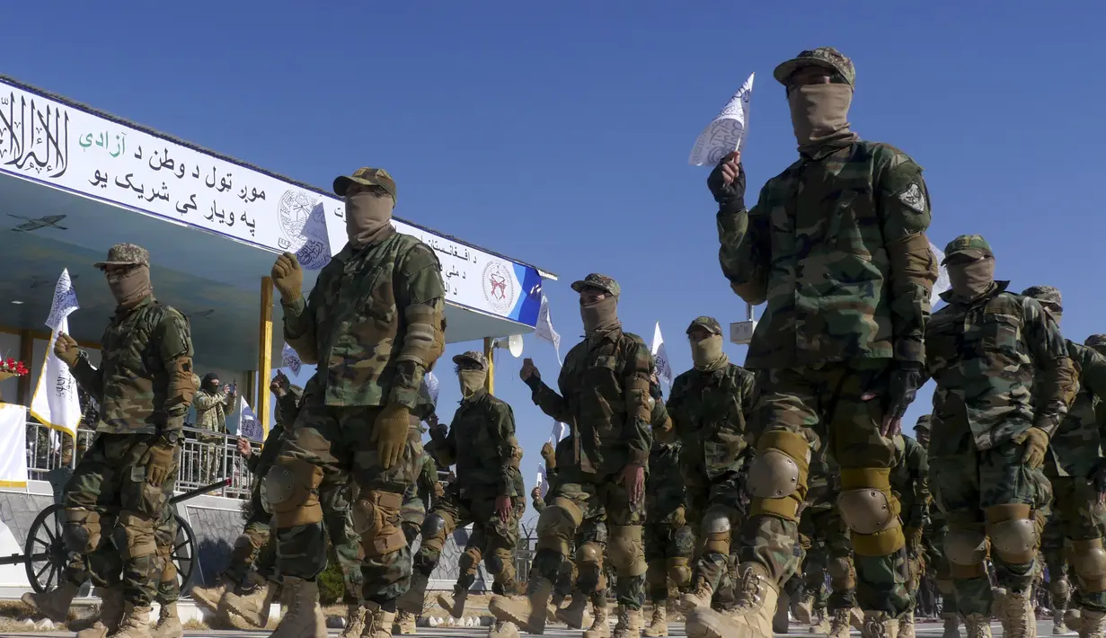 Pejuang Taliban berbaris selama upacara kelulusan setelah pelatihan militer tiga bulan di Herat, Afganistan (10/1/2022). Sekitar 600 pejuang Taliban mengikuti parade militer di Kabul, Afghanistan pada Minggu (9/1) merayakan kelulusan mereka.  (AFP Photo)