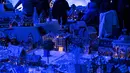 Orang-orang mengunjungi pameran desa kue jahe di Bergen, Norwegia, pada 19 Desember 2018. Pameran tahunan yang populer ini menampilkan ratusan rumah dan struktur lainnya dari kue jahe yang identik dengan perayaan Natal.  (Marit HOMMEDAL/NTB Scanpix / AFP)