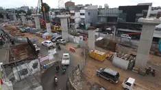 Sejumlah kendaraan melaju di Jalan Fatmawati Raya yang sebagian ruas jalannya ditutup, Jakarta, Kamis (9/2). Penutupan sebagian Jalan Fatmawati untuk mempercepat pembangunan struktur layang proyek Mass Rapid Transit (MRT). (Liputan6.com/Angga Yuniar)