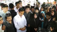 Jokowi Berdoa di Pusara Murry Koes Plus