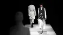 Model saat membawakan busana muslim Autumn/Winter 2017 karya desainer Indonesia, Rani Hatta saat acara Tokyo Fashion Week di Tokyo, Jepang, Rabu (22/3). (AFP Photo / Behrouz Mehri)