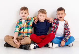 Menjadi orang tua, khususnya ibu dari anak laki-laki, tentu membawa tantangan tersendiri. Di tengah perubahan budaya dan pengaruh teknologi, banyak anak laki-laki yang tumbuh dengan rasa nyaman berlebih, namun kurang memiliki kepercayaan diri atau tanggung jawab terhadap dirinya sendiri. (foto/dok: freepik)