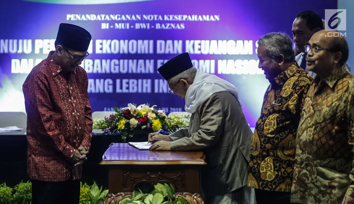 Ketua Umum MUI Ma'ruf Amin menandatangani nota kesepahaman (Mou) dengan BI, Baznas, dan BWI di Gedung MUI, Jakarta, Rabu (24/1). MoU terkait peranan ekonomi dan keuangan syariah dalam pembangunan nasional yang lebih inklusif. (Liputan6.com/Faizal Fanani)