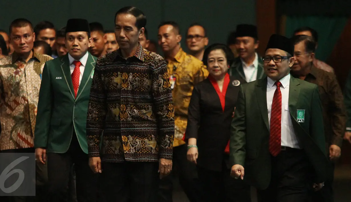 Presiden Jokowi didampingi Ketua Umum PKB Muhaimin Iskandar menghadiri pembukaan Mukernas PKB di JCC, Jakarta, Jum'at (5/2/2016). Mukernas PKB mengambil tema "Holopis Kuntul Baris, Menangkan Rakyat Dalam Persaingan Global" (Liputan6.com/Faizal Fanani)