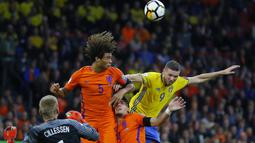 Pemaian Swedia, Marcus Berg (kanan) melakukan duel udara dengan para pemain Belanda pada kualifikasi Piala Dunia 2018 grup A di Amsterdam Arena, Amsterdam (10/10/2017). Belanda menang 2-0 . (AP/Peter Dejong)