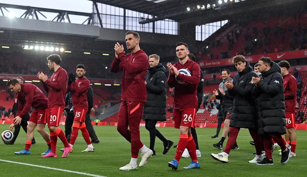 Jurgen Klopp telah mengubah Liverpool sebagai salah satu tim terbaik di Eropa saat ini. Ia menawarkan berbagai strategi lewat kedalaman lini tengahnya yang dihuni Jordan Henderson, Thiago Alcantara, Naby Keita, dan Fabinho. Opsi lainnya ada Jones, Chamberlain, Elliott, dan Milner. (AFP/Paul Ellis)