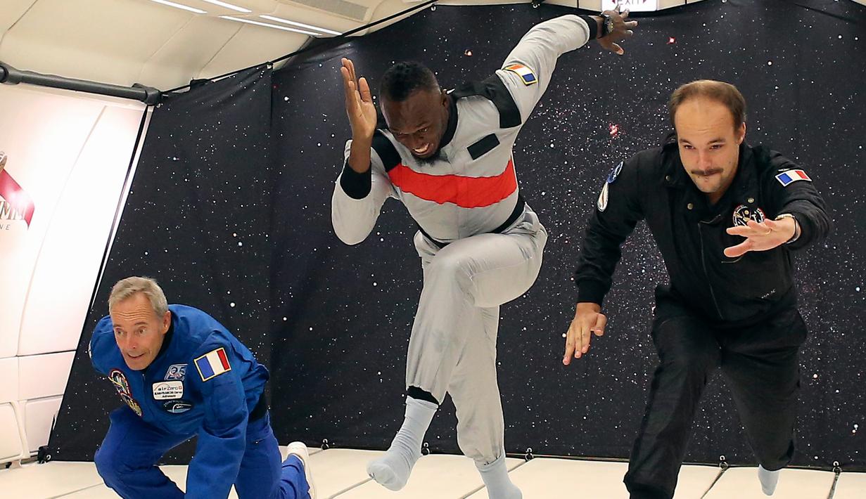 Sprinter Jamaika, Usain Bolt (tengah) mencoba berlari saat mencoba ruangan gravitasi nol dalam pesawat Airbus Zero-G di Reims, Prancis, Rabu (12/9). Bolt terlihat terus tersenyum saat melakukan aksi tersebut. (Laurent Theillet, Mumm/Novespace via AP)