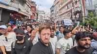 Harry, seorang YouTuber Inggris terjebak di tengah kerusuhan Nepal saat dalam perjalanan pulang ke Inggris via jalur darat. (dok. Screenshoot Youtube Wehatethecold)