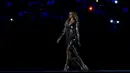 Senyum Gisele Bundchen saat berjalan di atas panggung dengan gaun mengkilapnya saat mengambil bagian dalam upacara pembukaan Olimpiade Rio 2016, Rio de Janeiro, Brasil, (5/8). (REUTERS / Mike Blake)