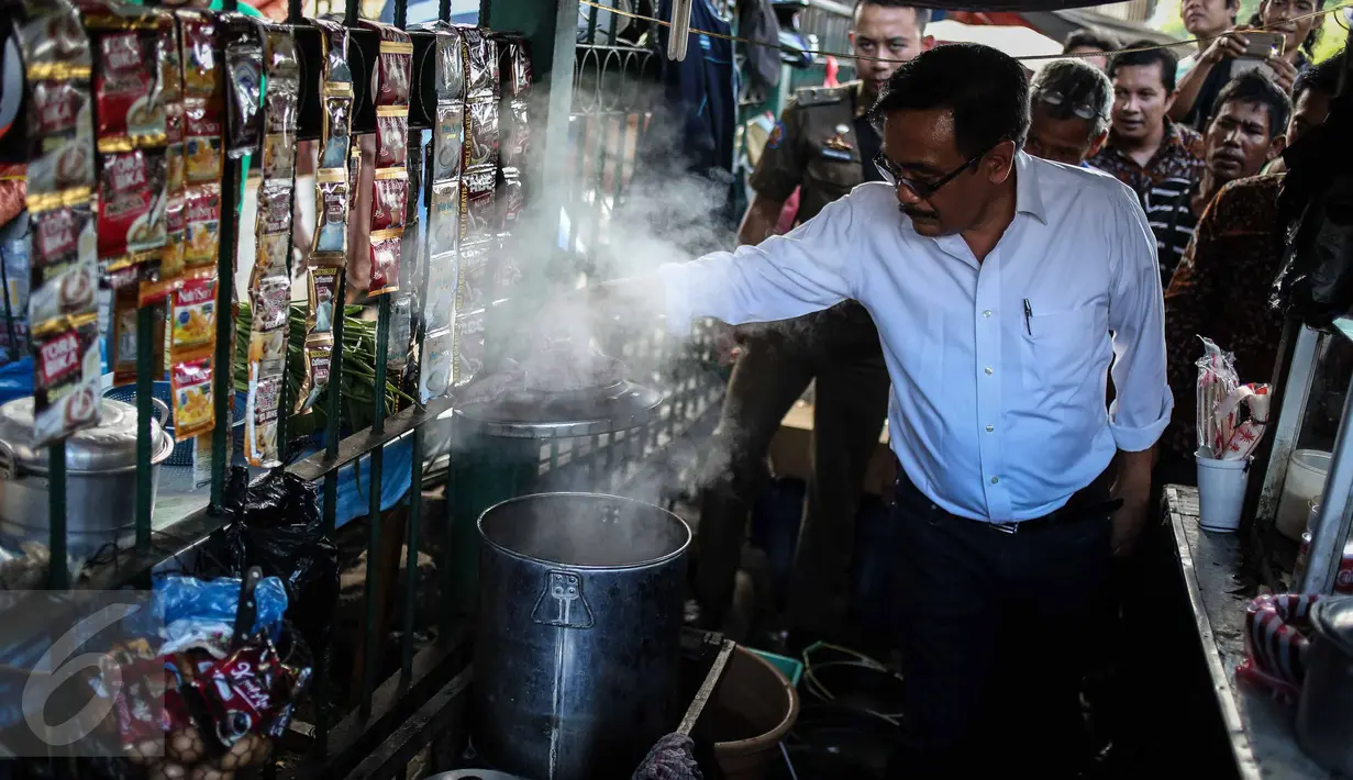 Wagub DKI, Djarot Saiful Hidayat saat blusukan ke pedagang mie ayam di kawasan Mangga Dua, Jakarta, Selasa (25/10). Djarot mensosialisasikan pedagang kaki lima agar berdagang di tempat yang telah disediakan Pemprov DKI (Liputan6.com/Faizal Fanani)